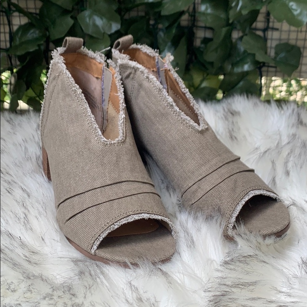 Very G open toe booties